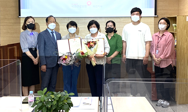 윤갑진 지사장(좌측 두번째)이 간담회에 앞서 장기요양기관 우수종사자에게 포상을 수여하고 이를 기념하고 있다.