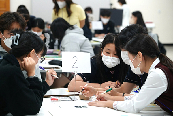 보은지역 학생들이 보은교육도서괸에서 역사토론을 펼치고 있다.