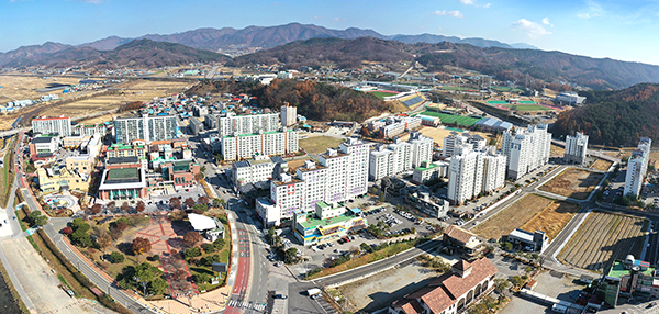 보은군이 인구 증가의 일환으로 주거시설 확충을 계획하고 있다. 사진은 최근 급격히 인구가 증가한 보은읍 이평리 전경.