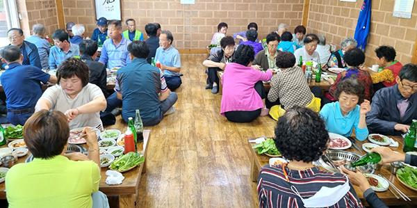 삼승면 천남2리의 강병민 씨가 딸이 행정고시에 합격하자 주민의 성원에 감사를 드린다며 주민들에게 식사를 대접하고 있다. 강 씨는 삼승면에도 성금 100만원을 전달했다.