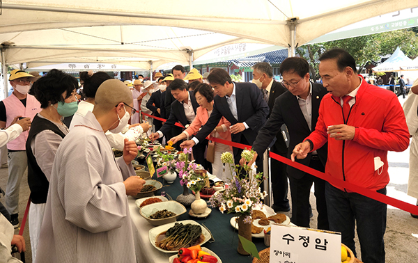 박덕흠 국회의원과 최부림 보은군의장, 최재형 군수, 박경숙 도의원 등이 문화축제가 열리고 있는 법주사에서 각종 음식들을 시식해보고 있다.