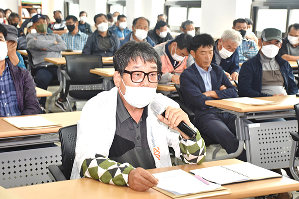 쌀전업농 신기수씨가 농협의 잘못을 조목조목지적하고 있다.