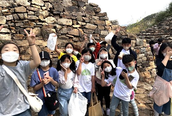 전시장에 전시된 동광초 학생들의 삼년산성 환경 정화활동 사진.