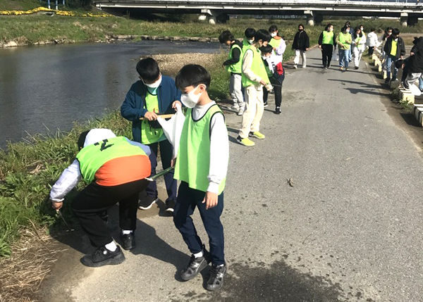 동광초학생들이 플로깅 활동을 펼치고 있다.