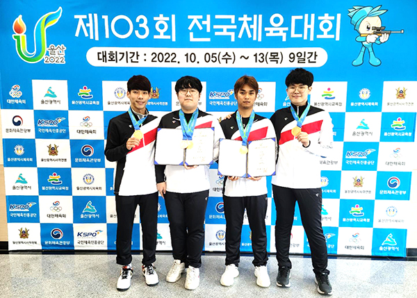 보은군청 사격팀이 울산에서 열리고 있는 제103회 전국체육대회에서 충북에 첫 금메달을 선사했다. 보은군청팀이 전국체육대회 금메달을 획득한 것은 창단 17년 만에 처음 있는 일이다. 사진 왼쪽부터 남태윤, 이상휘, 공성빈, 김우림 선수.