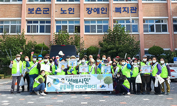 ‘선배시민자원봉사단’ 단원들이 활동 의지를 다지고 있다.