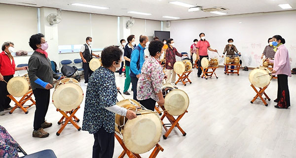 복지관을 이용하고 있는 어르신들이 장구를 신명나게 배우고 있다.
