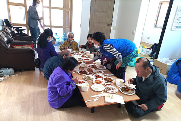 보은군 시각장애우들이 자총여성회가 제공한 점심을 맛나게 들고 있다.