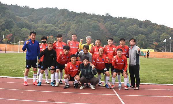 보은군 50대팀이 옥천군을 누르고 결승전에 오르며 승리를 다짐하고 있다.