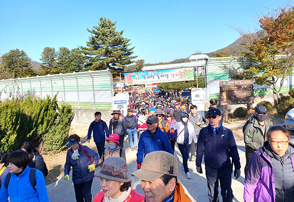 3년전 제4회 속리산둘레길 걷기축제에 참여한 주민들이 힘찬 발걸음을 내딛고 있다.