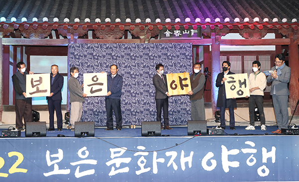 좌측부터 김영조 낙화장, 구왕회 보은문화원장, 하명서 목불조각장, 이종윤 충청북도문화재연구원장, 최부림 보은군의장, 박영덕 각자장, 최재형 보은군수, 유동열 야장 전수조교가 개막 퍼포먼스를 선보이고 있다.