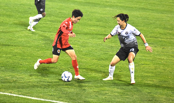 보은상무 11번 김민수 선수가 창녕WFC 신나영 선수의 수비를 제치고 있다.