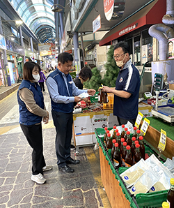 보은전통시장에서 상품권으로 장을 보고는 정진석 보은지부장.