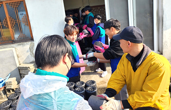 보은중학교 청소년적십자 단원들이 연탄을 전달하고 있다.