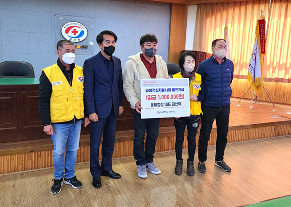 동아철강 김신덕 대표가(사진 중앙)이 최재형 군수와 김홍석 적십자보은지구협의회장이 지켜보는 가운데 발전기금을 전달하고 있다.