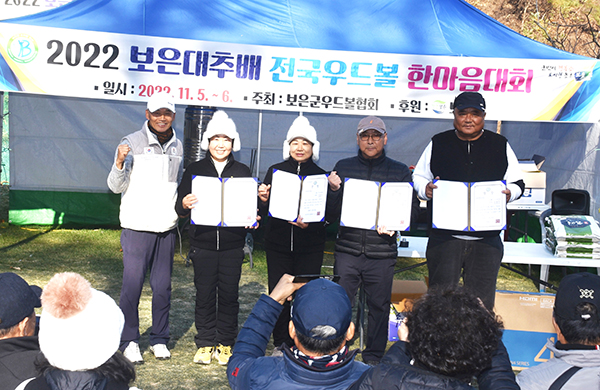 복식 우승을 차지한 남녀부 선수들이 표창장을 들고 우승의 기쁨을 만끽하고 있다.