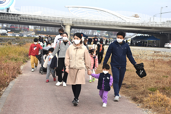 가족들이 손잡고 보청천을 걸으며 쓰레기를 줍는 플로깅(plogging)을 펼치고 있다.