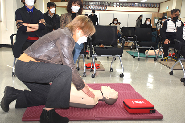 보은교육지원청 교직원들이 응급처치법 교육을 받고 있다.
