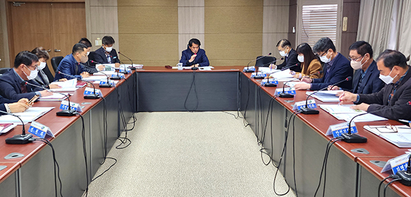 보은군이 업무보고 위주로 진행하던 회의에서 탈피, 토론을 통해 의견을 모으고 공유하고 있다.