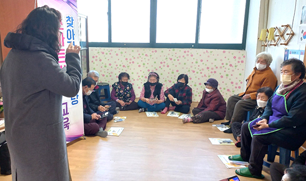충북경로당광역지원센터 강사가 탄부면을 찾아 다양한 스마트폰 사용법을 알려주고 있다.