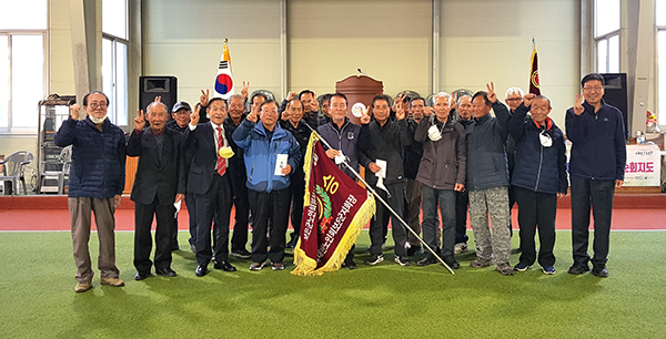 게이트볼대회 우승과 준우승, 3위를 차지한 팀들이 이를 기념하고 있다.