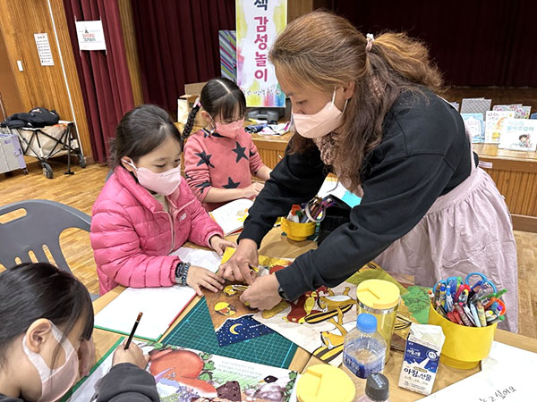 삼산초학생들이 학부모들이 지켜보는 업사이클링을 전개하고 있다.