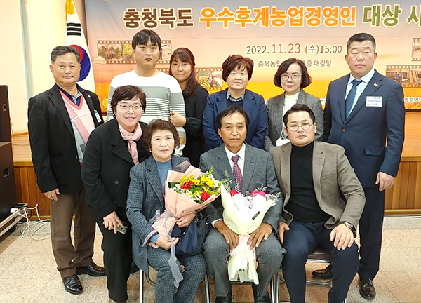 양세연(사진 중앙)씨가 보은지역 농업 관계자들과 수상을 기념하고 있다.