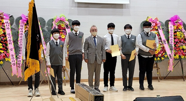 김원경 회장이 모교 재학생에게 장학금을 수여하고 있다.