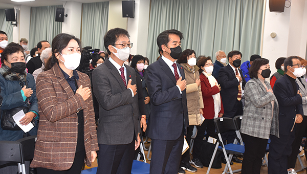행복나눔축제에 참여한 관계자들이 국민의례를 갖고 있다.