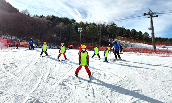 관기초 학생들이 웰리힐리파크를 찾아 스키를 즐기고 있다.