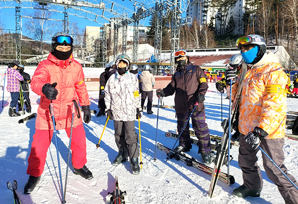 속리산중 학생들이 용평리조트 스키장에서 스키를 배우며 즐기고 있다.