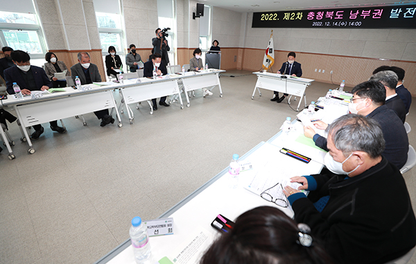 이우종 행정부지사가 남부권 발전협의회를 주재하고 있다.