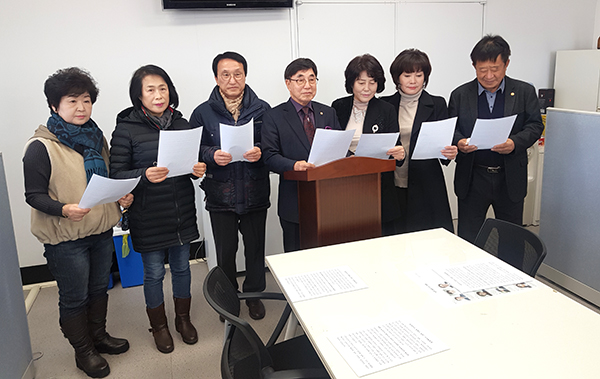 AI바이오 영재고 보은군유치추진위원회가 28일 보은 설립을 촉구하는 기자회견을 하고 있다.
