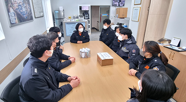 119안전센터를 찾은 김혜숙 소방서장이 대원들의 말을 경청하고 있다.
