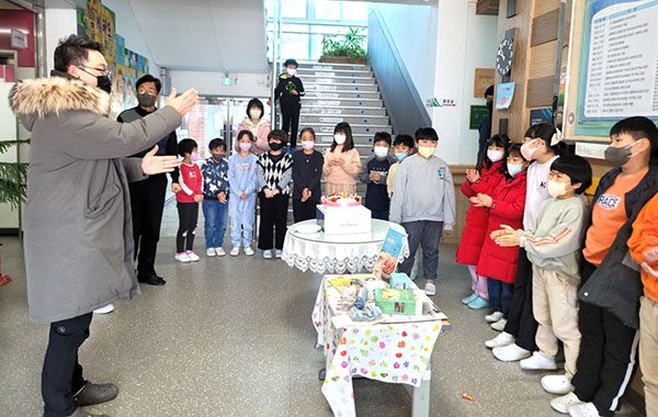 관기초 학생들이 ‘그린피스’ 기부 기념식을 갖고 있다.
