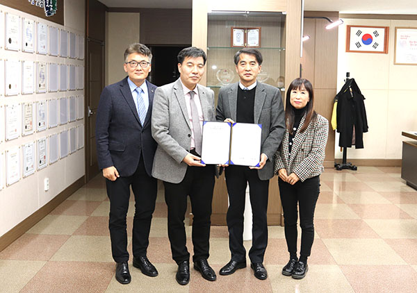 보은군일자리지원센터 수탁자로 충북기업진흥원이 선정돼 오은 2025년까지 일자리종합지원센터를 관리 운영하게 됐다. 사진 왼쪽부터 허경재 진흥원 대표, 최재형 보은군수.