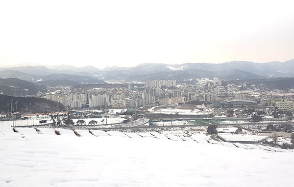 2023년 1월 1일 삼년산성에서 바로 본 보은읍 시가지 전경.