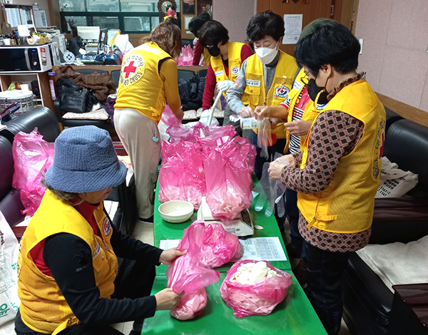 대원적십자봉사회 회원들이 설맞이 물품 포장작업을 하고 있다.