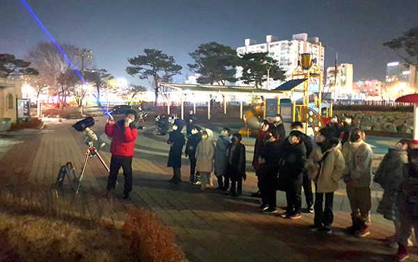 이재형 천문대장이 아이들에게 별자리를 설명하고 있다.