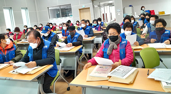 내북면주민복지관에서 노인일자리 교육이 펼쳐지고 있다.