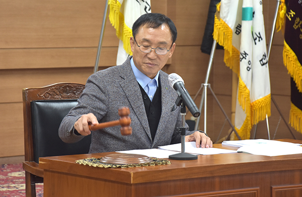 강석지 보은군산림조합장이 의사봉을 두드리고 있다.