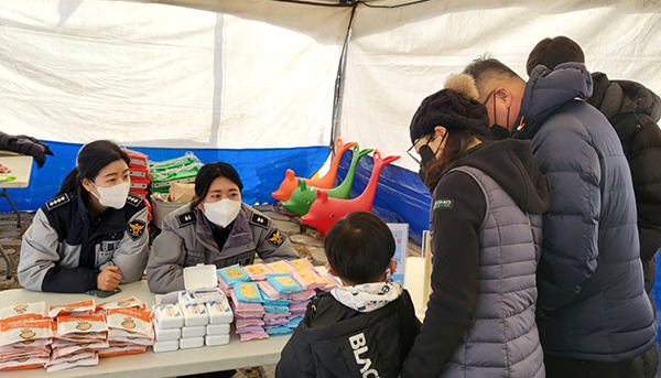 보은경찰서 신아람 경사와 변수민 순경이 눈썰매장을 찾은 군민들을 상대로 OX퀴즈를 출제하고 있다.