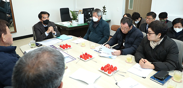 수한면을 방문한 최재형 군수가 면 대표 인사들과 좌담 군정 현안에 대해 얘기를 나누고 있다.