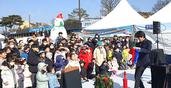 썰매장에서의 마술공연.