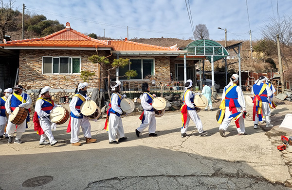 내북면 풍물회가 면내 마을을 돌며 지신밟기를 하고 있다.