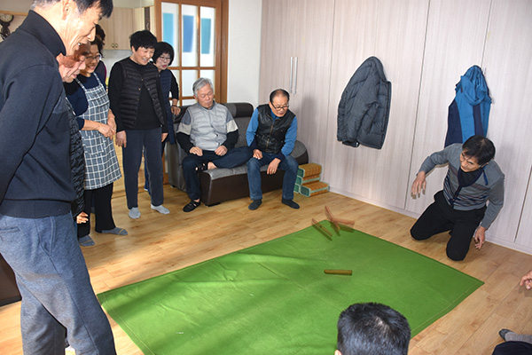 학림리 주민들이 주민화합의 윷가락을 던지고 있다.