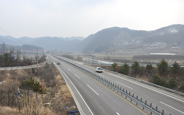 이식리 앞 보은~미원간 4차선 국도 전경.