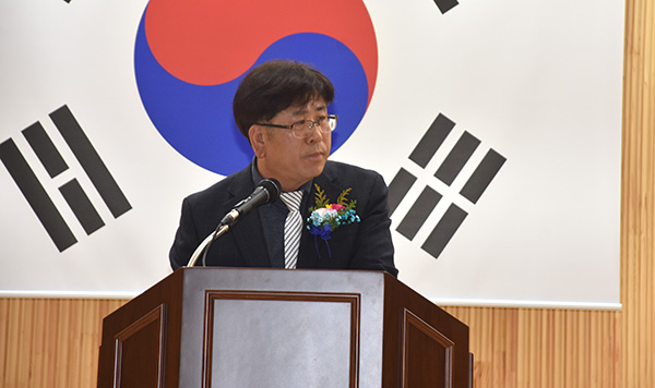 강민성 이사장이 내·외빈을 소개하고 있다.