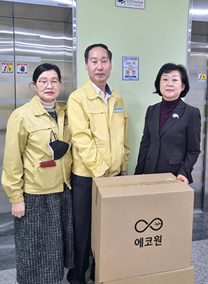 우경수 보은군 부군수가 보은실버복지관에 코로나시대 승강기 이용 예절 홍보 물품을 전달하고 있다.