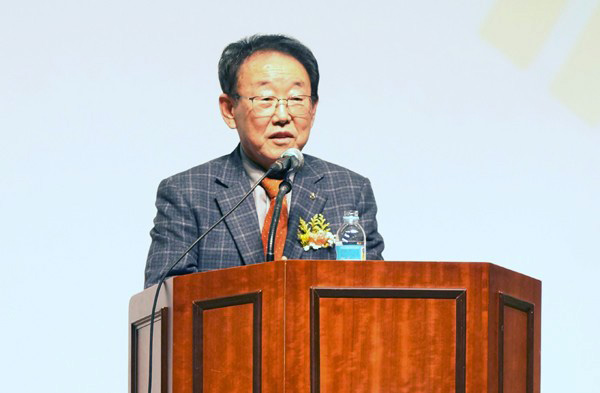 보은농협 곽덕일 조합장이 대의원총회에서 인사를 하고 있다.
